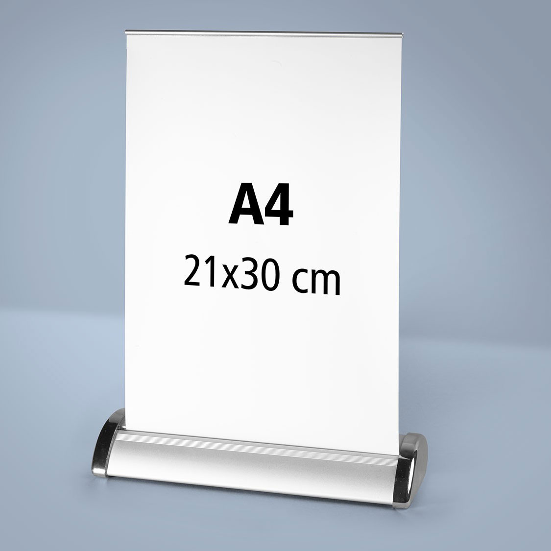 Un roll up publicitaire mini de comptoir format A4 21x29,7 cm imprimé et son affiche déroulée sur laquelle on peut lire A4 21x29,7 cm