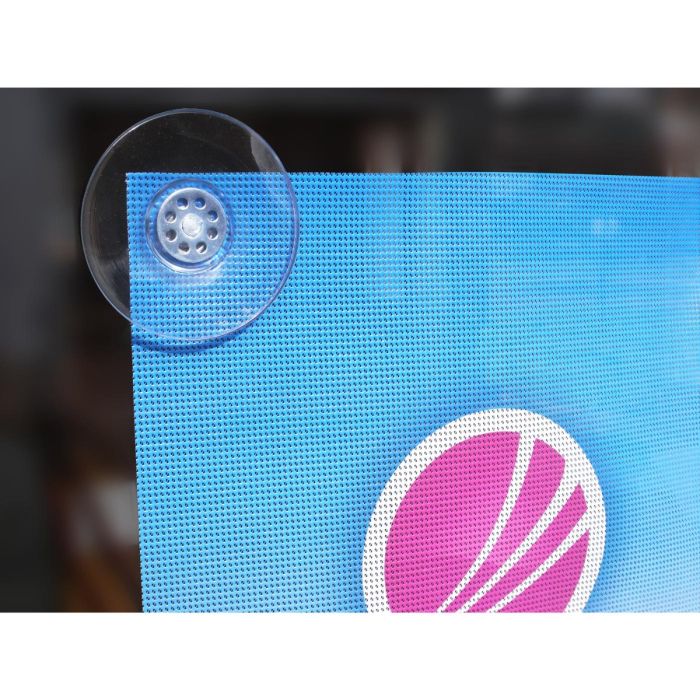 Une ventouse permet l'accroche d'une banderole publicitaire imprimée micro perforée mesh Tiragegrandformat sur une vitre