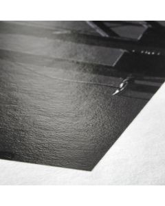 Vue zoomée sur le coin blanc d'un tirage photo fine art sur papier d'art brillant Hahnemühle Baryta FB 350g/m²