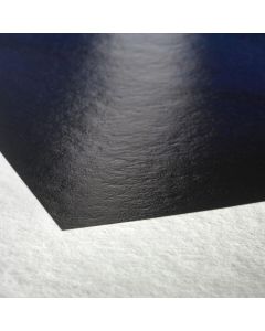 Vue zoomée sur le coin blanc d'un tirage photo fine art sur papier d'art brillant Hahnemühle Fineart Baryta 325g/m²