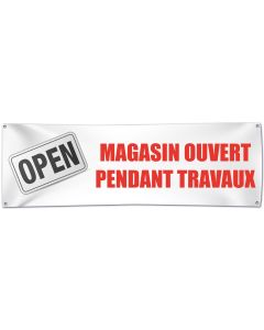 Une banderole publicitaire standard 100x300 cm imprimée sur bâche éco premium 510g ingnifugée B1 M1 et sur laquelle on peut lire magasin ouvert pendant travaux