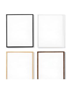 Quatre cadres photo bois fabriqués aves des baguettes 15x14 mm de bois noir de bois blanc de bois clair et de bois foncé sont exposés côte à côte