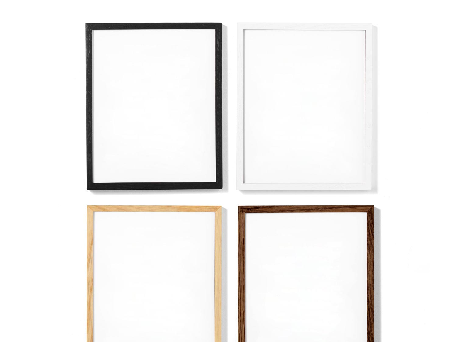 Quatre cadres photo bois fabriqués aves des baguettes 20x20 mm de bois noir, de bois blanc, de bois clair et de bois foncé sont exposés côte à côte