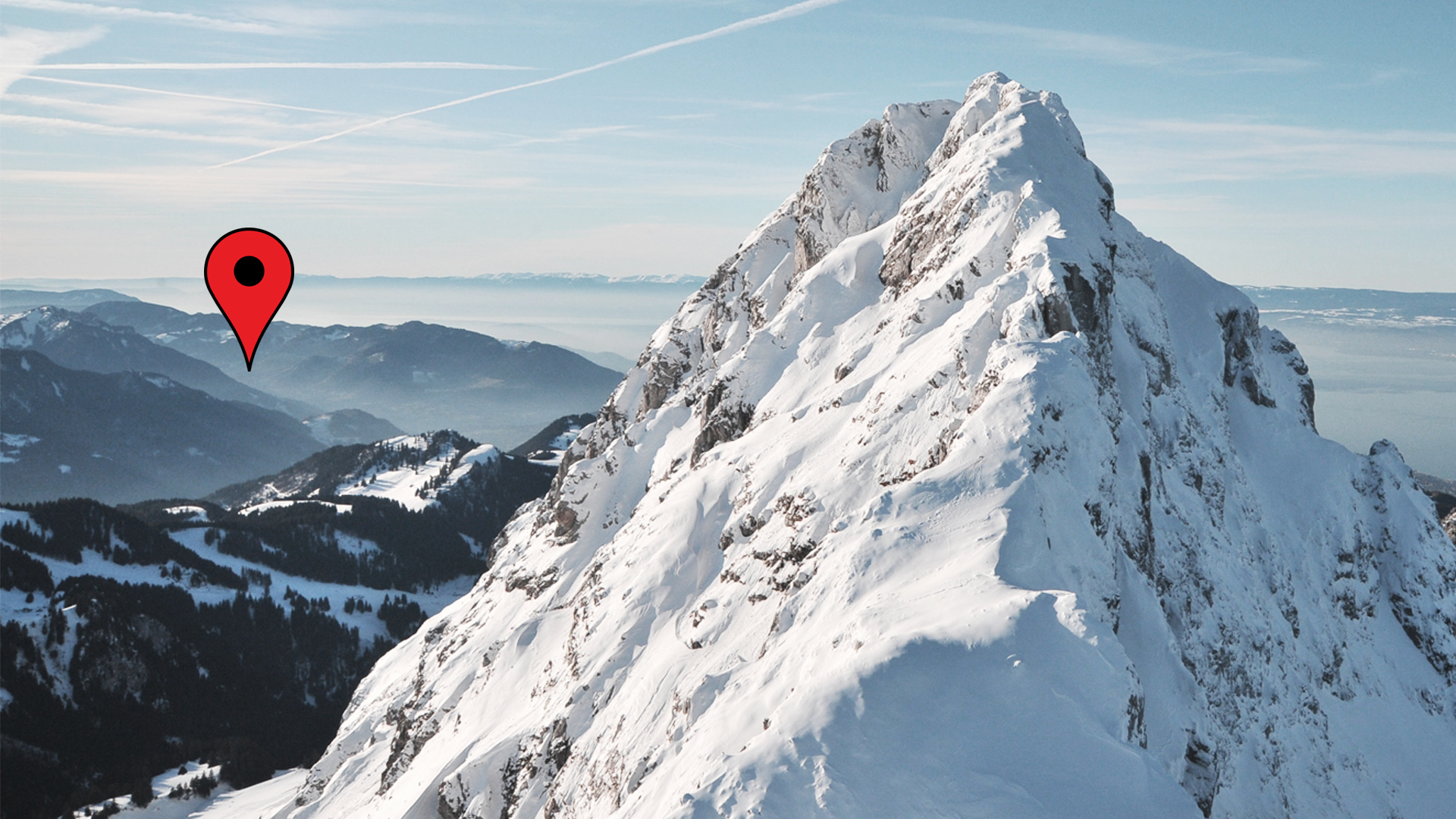 La Dent d'Oche enneigée et la vallée du Brevon en arrière plan