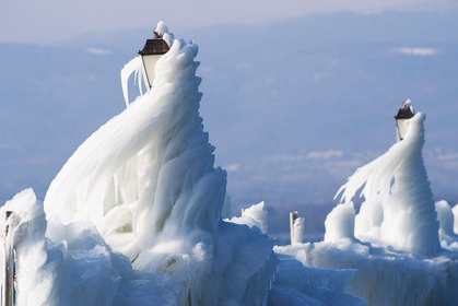 Des lampadaires de ville recouverts de glace au bord du lac léman durant l'hiver 2012