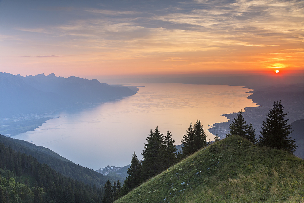 Vue aérienne du lac Léman au coucher du soleil