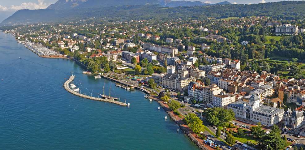 Vue aérienne du débarcadère et de l'hôtel de ville d'Evian les Bains