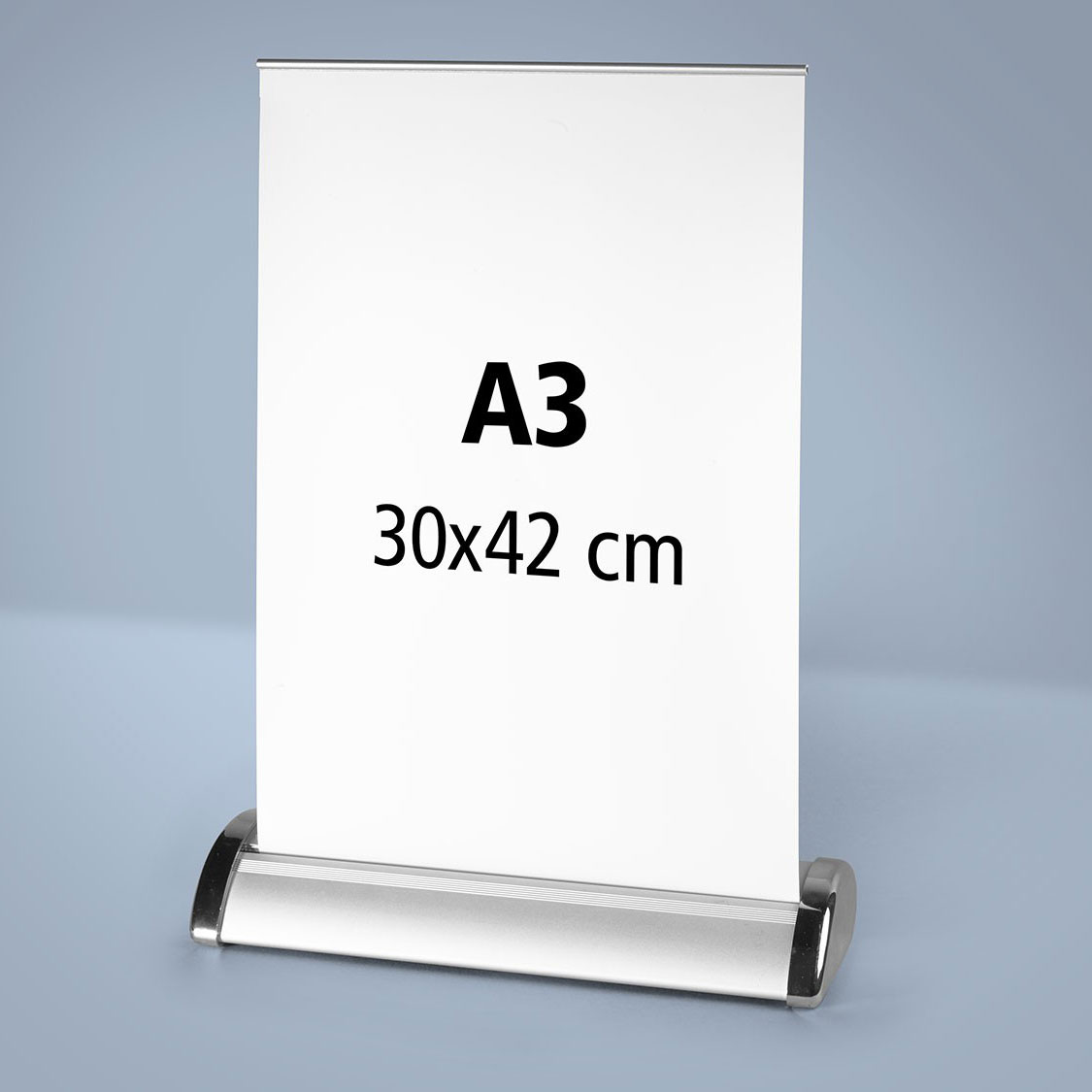 Un roll up publicitaire mini de comptoir format a3 29,7x42 cm imprimé et son affiche déroulée sur laquelle on peut lire A3 29,7x42 cm
