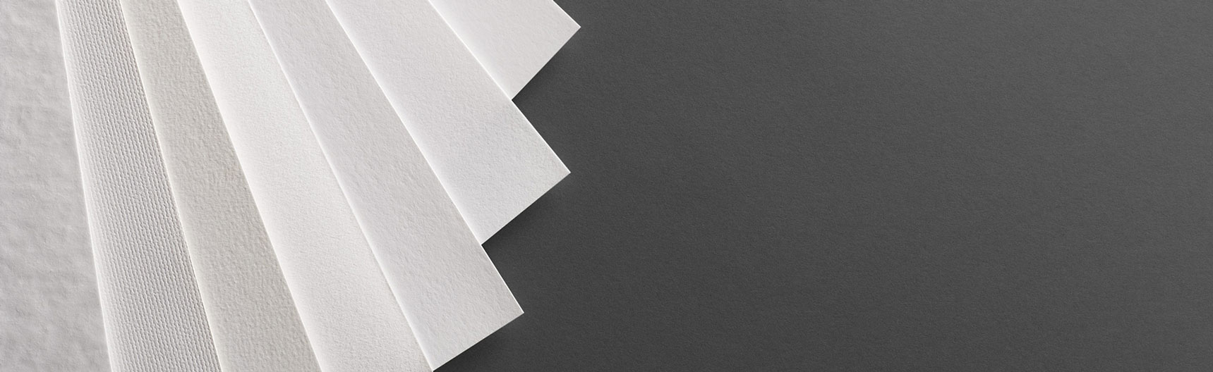 Nuancier de papiers photo Fine Art blancs disposés en éventail et destinés à l'impression de tirages d'art Fine Art